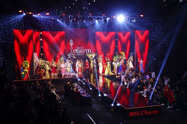 Choáng ngợp trước loạt trang phục dân tộc 'càn quét' sân khấu bán kết 'Miss Charm 2023'