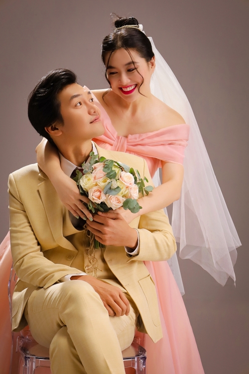 'Biệt đội rất ổn': Lê Khánh không ngại đóng phim tình cảm với bạn diễn nam, Quang Tuấn bị vợ chê 'đóng cảnh đó giả trân'