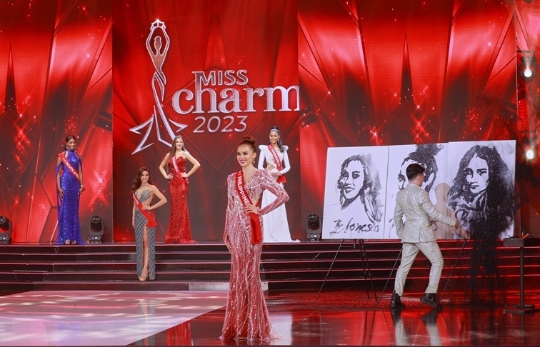 Phạm Hồng Minh tạo ấn tượng mạnh khi vẽ tranh kim tuyến công bố Top 3 'Miss Charm 2023'