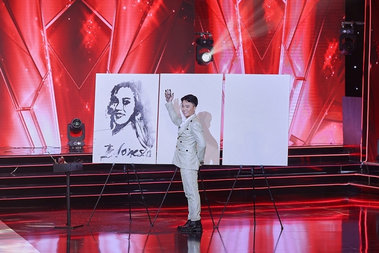 Phạm Hồng Minh tạo ấn tượng mạnh khi vẽ tranh kim tuyến công bố Top 3 'Miss Charm 2023'