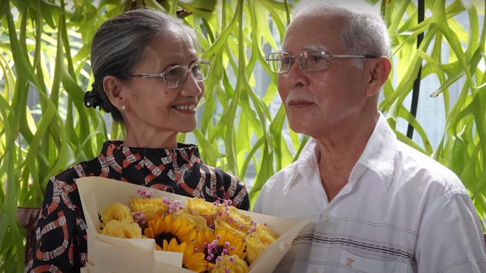 'Tình trăm năm': Hot Tiktoker U70 'Bà nội Mì Mốc' tiết lộ thăng trầm tình yêu đến hôn nhân hạnh phúc