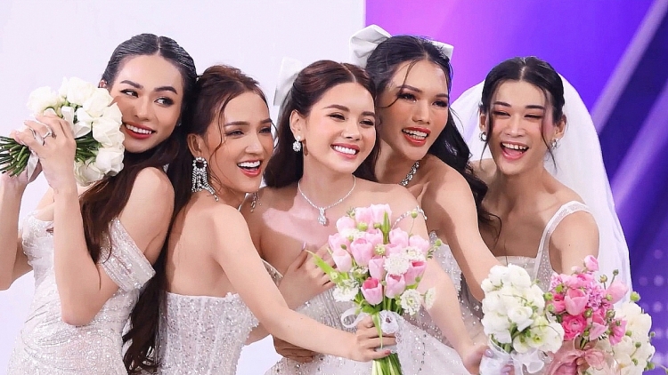 'Miss International Queen Vietnam 2023' tổ chức chụp ảnh cưới cho Top 20 cùng chú rể điển trai