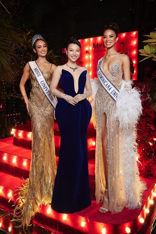 Hoàng Oanh khoe nhan sắc cuốn hút bên đương kim 'Miss Universe'