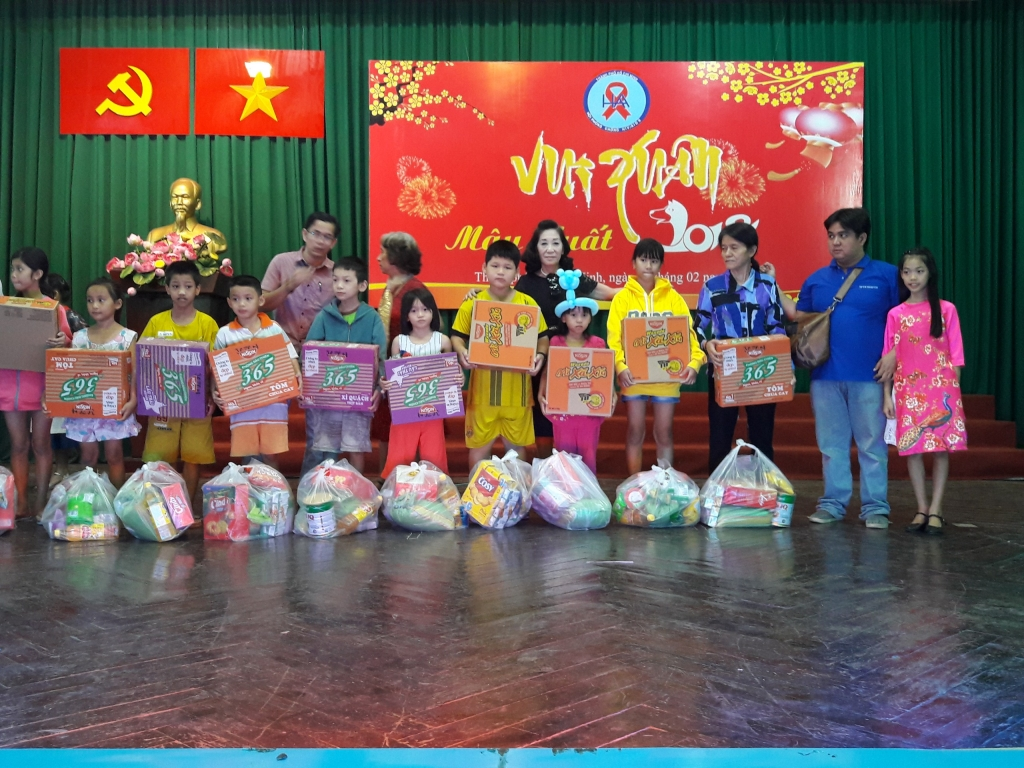 Hội quán nghệ thuật lo Xuân Mậu Tuất cho bà con nghèo ở Bến Tre, Trà Vinh và TP.HCM