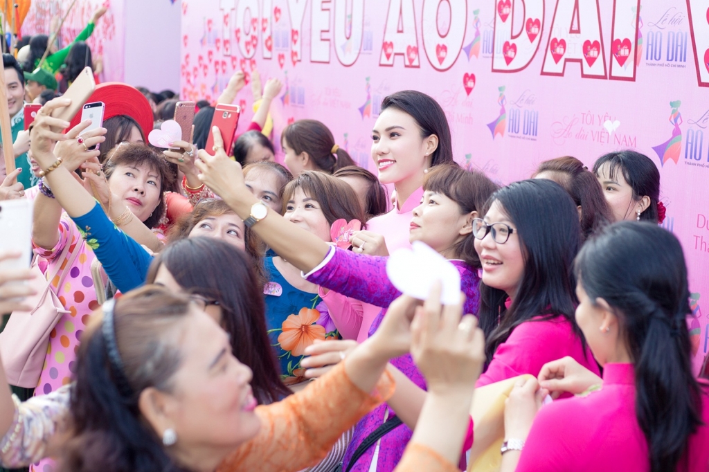 a khoi duyen dang ao dai giao linh bat ngo nen na voi ao dai tim tha thuot