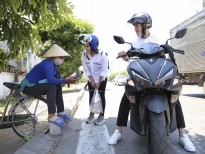 Bất chấp nắng nóng, Quang Đăng và Thái Trinh chạy xe máy tặng quà 8/3 cho những phụ nữ khó khăn