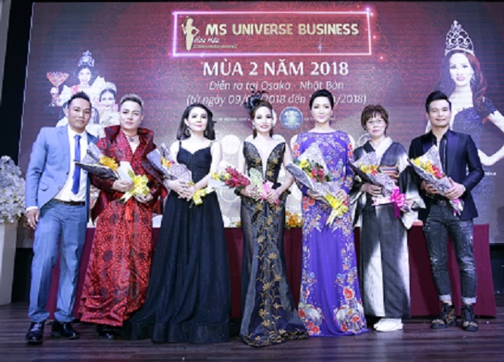 Hé lộ vương miện 'Hoa hậu Doanh nhân Hoàn vũ 2018' 1 tỷ đồng từ Á khôi Bảo Châu he lo vuong mien hoa hau doanh nhan hoan vu 2018 1 ty dong tu a khoi bao chau