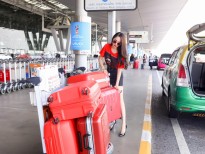 Hương Giang khệ nệ mang 7 vali đựng đầy quần áo về Việt Nam