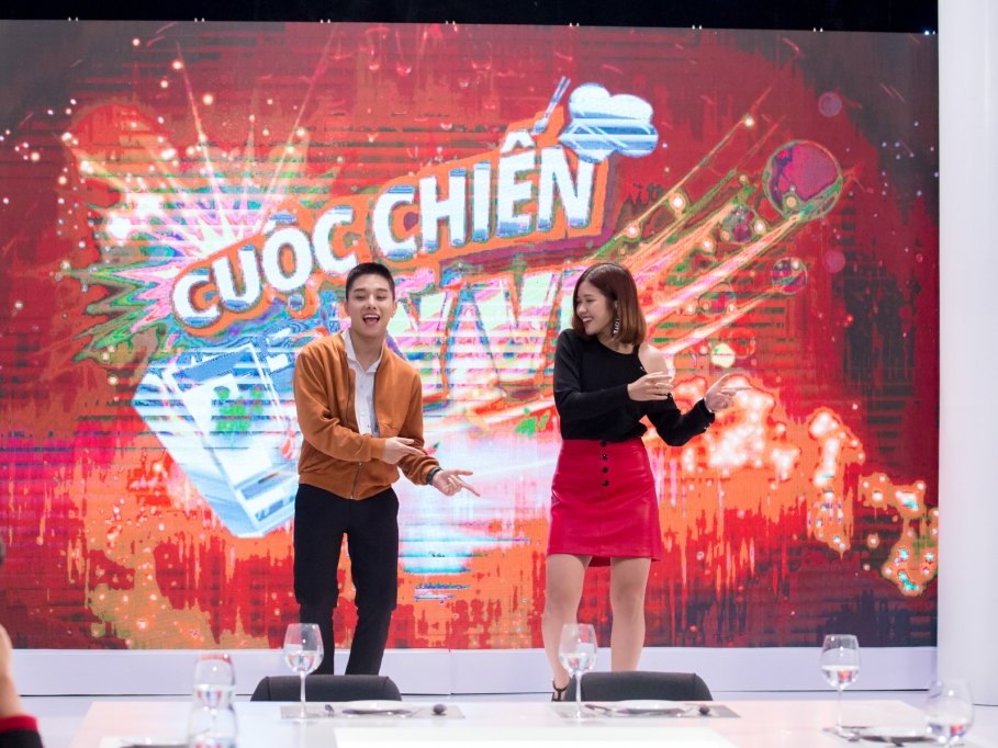 Suni Hạ Linh và Juun Đăng Dũng vừa hát vừa nhảy để cổ vũ các đầu bếp vẽ tranh bằng... tương!