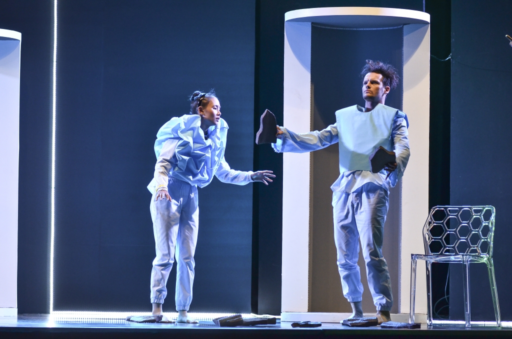 the run kin ghe trong hai dem dien tin hieu dang mung cho mo hinh kich ket hop thao luan phe binh