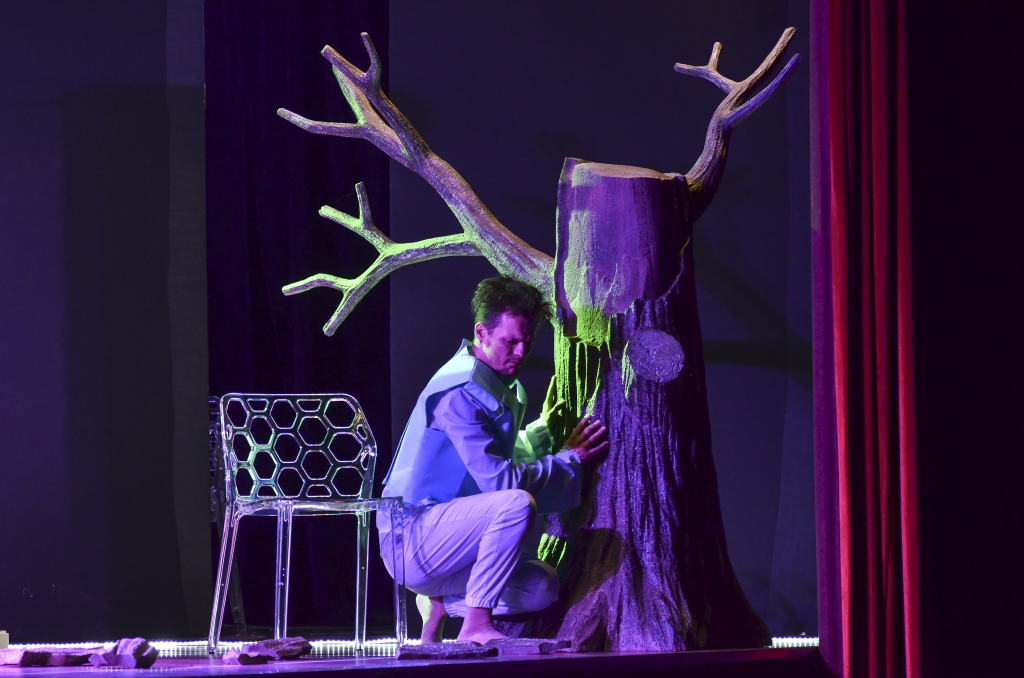 the run kin ghe trong hai dem dien tin hieu dang mung cho mo hinh kich ket hop thao luan phe binh