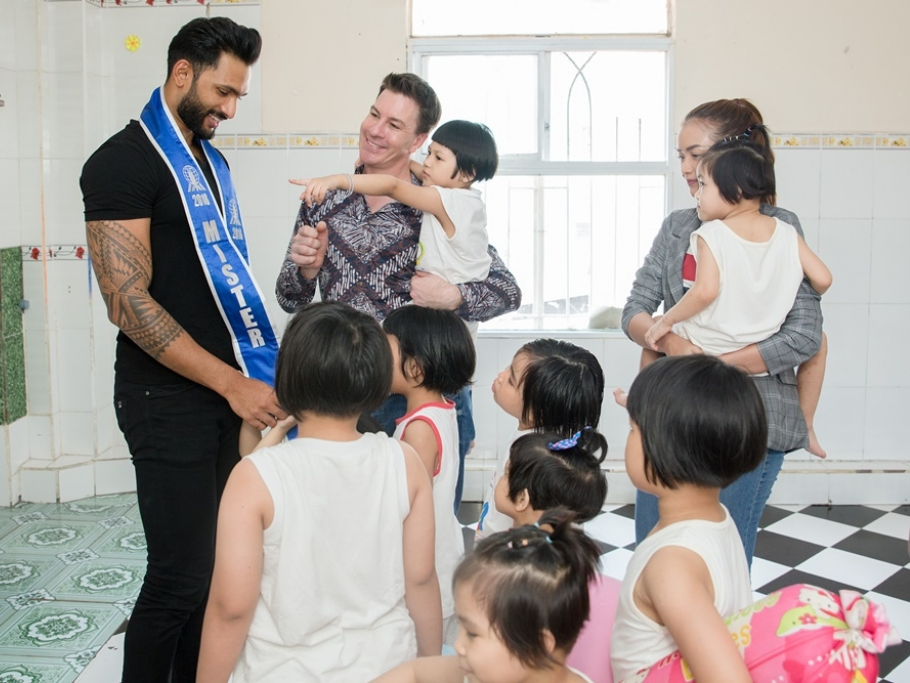 Hoa hậu Hải Dương cùng siêu mẫu Minh Trung, Võ Cảnh chơi đùa cùng các em nhỏ mồ côi