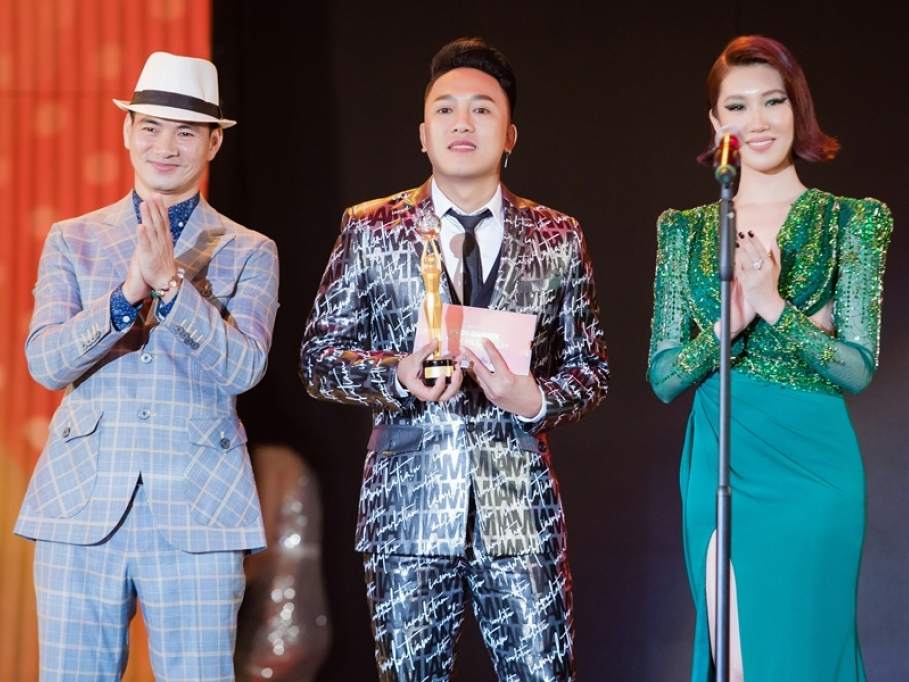 Châu Khải Phong nhận giải 'Bài hát hiện tượng'