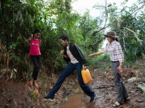 H'Hen Niê thực hiện dự án cộng đồng, mang nguồn nước sạch về quê nhà