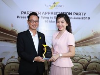 MC Anh Thơ nhận kỷ niệm chương của hàng không Royal Brunei