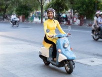 Hoa hậu H'Hen Niê mặc áo dài, tự chạy xe máy đến chương trình 'Lễ hội áo dài'