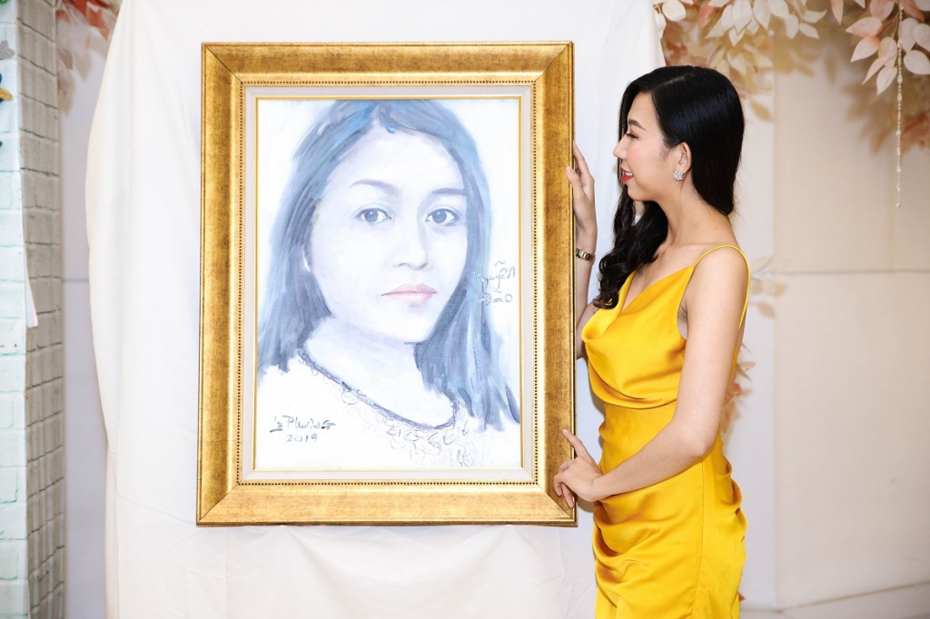 a hau ngoc thao gay an tuong manh boi ve dep rang ngoi trong dem nhac tu thien