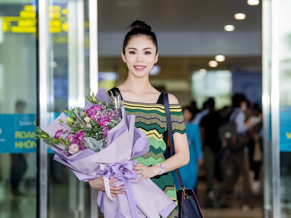 'Hoa hậu hoàn vũ 2007' Riyo Mori giản dị mà rạng ngời tại sân bay Nội Bài