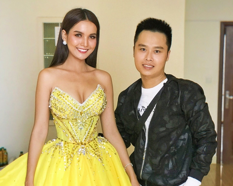 'Miss Universe Cambodia' Rern SiNat chọn váy NTK Nguyễn Minh Tuấn để trao vương miện cho người kế vị