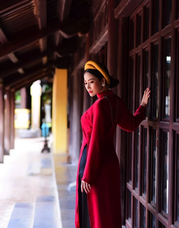 a hau trang thao mo phong hoang hau nam phuong voi ao dai xua