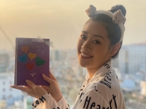Hoa hậu Khánh Vân tự tay làm thiệp tặng mẹ