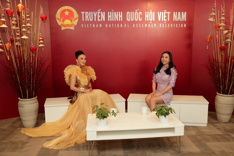 hoa hau diem chau gay bat ngo voi chia se thu vi tren kenh truyen hinh quoc hoi viet nam