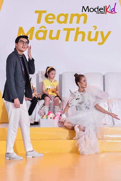 model kid vietnam mentor bat ngua khi thi sinh doi minh phut cuoi xin chuyen qua doi khac