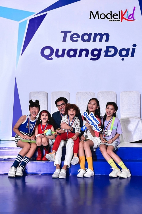 model kid vietnam mentor bat ngua khi thi sinh doi minh phut cuoi xin chuyen qua doi khac