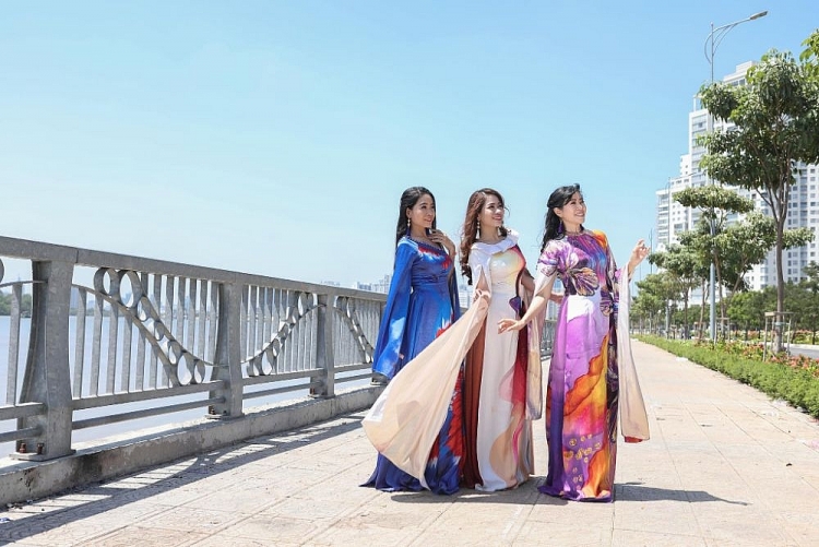 nhom nhac phu sa lam nguoi mau cho trien lam anh le hoi ao dai tphcm 2020