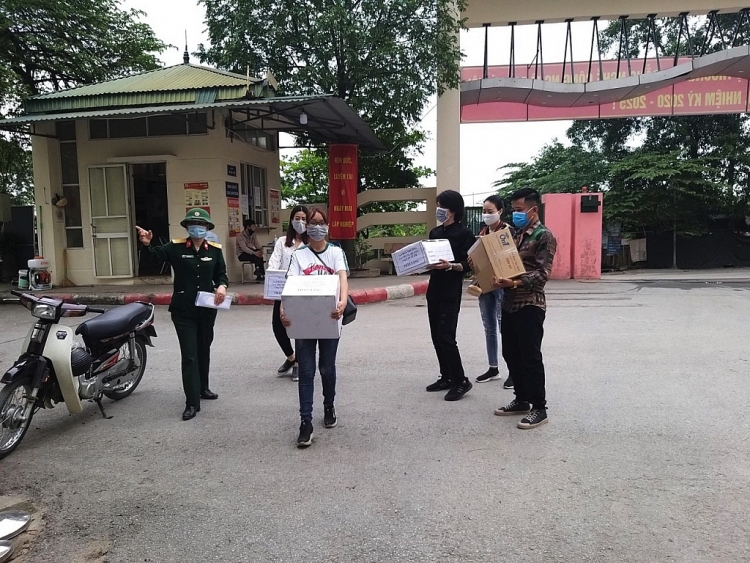 dan truong trung quang tang khau trang gel rua tay cho cac khu cach ly tu bac vao nam