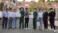 Đan Trường - Trung Quang tặng khẩu trang, gel rửa tay cho các khu cách ly từ Bắc vào Nam
