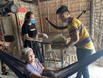 Ánh Linh, Lê Minh Thành đội nắng tặng gạo, mì tôm cho người nghèo Bến Tre