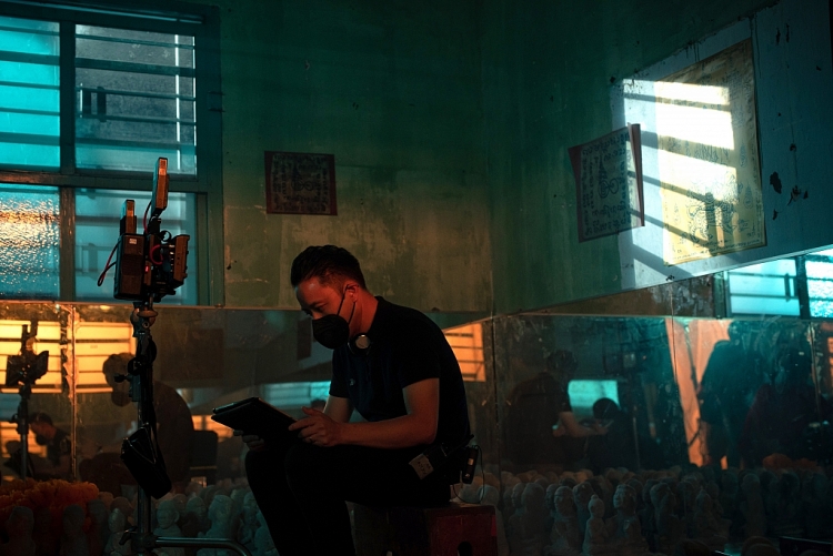 Đạo diễn Victor Vũ lên tiếng về tin đồn 'nuôi' Kumanthong