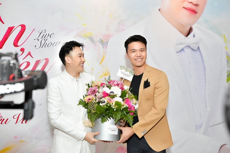 Thừa thắng xông lên, Dương Triệu Vũ thực hiện tiếp liveshow 'Uyên Uyển' tại Top 2 khách sạn đẹp nhất Đông Nam Á