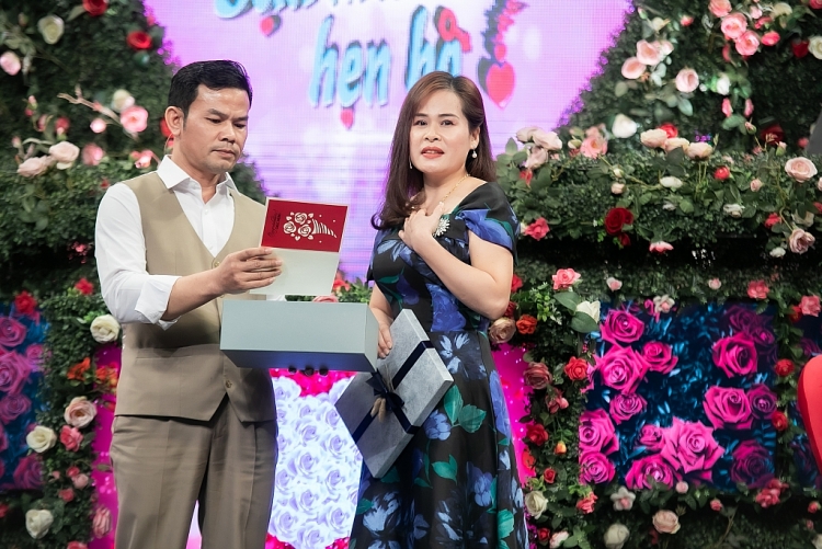 'Bạn muốn hẹn hò?': NSND Hồng Vân 'choáng' vì bố đơn thân tặng quà giá trị cho bạn gái
