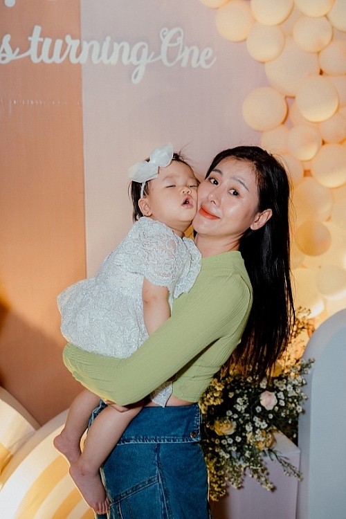 Quang Tuấn - Linh Phi khoe con gái tròn 1 tuổi với loạt khoảnh khắc dễ thương hết nấc