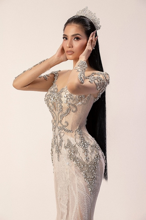 Á hậu Trương Thị May khoe đường cong nuột nà với váy cưới đuôi cá
