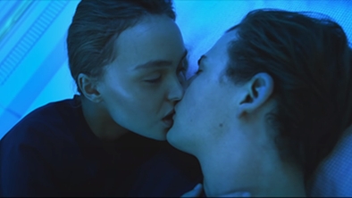 'Bản năng hoang dại': Con gái Johnny Depp hóa Gen-Z, hôn Tye Sheridan 'cực gắt'