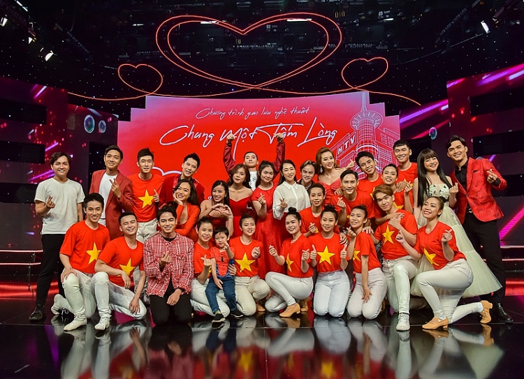 Hàng trăm nghệ sĩ nổi tiếng ủng hộ chương trình 'Chung một tấm lòng' của HTV