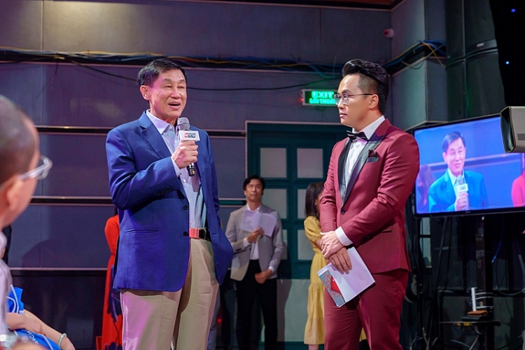 Ông Jonathan Hạnh Nguyễn và MC Tấn Tài (HTV)