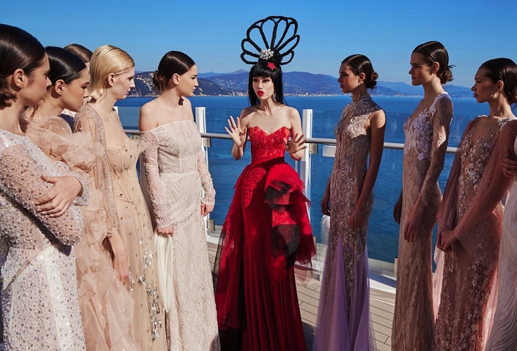 Jessica Minh Anh tiếp tục làm nên lịch sử tại Ý với sàn diễn thời trang giữa đại dương trên con tàu Costa Toscana