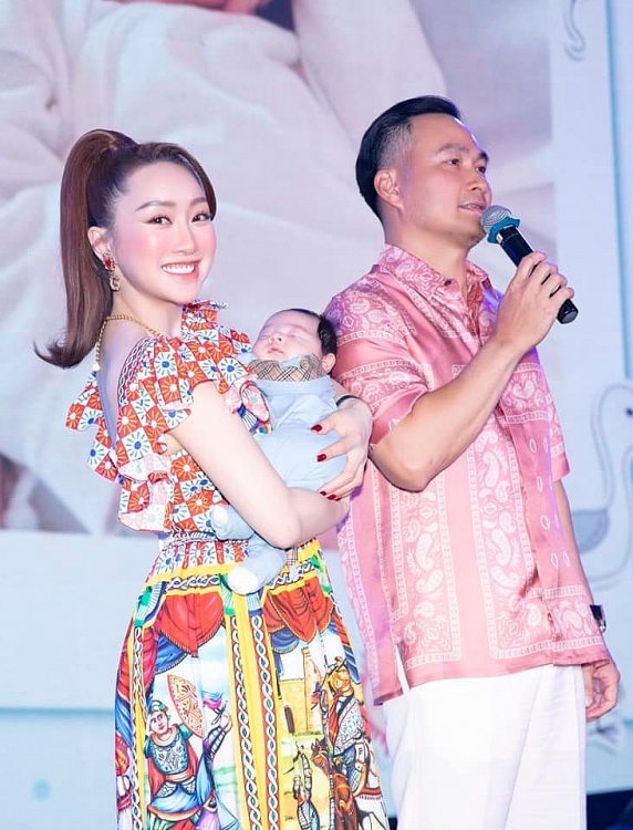 Vợ chồng Chi Bảo dùng tiền mừng đầy tháng con trai làm từ thiện