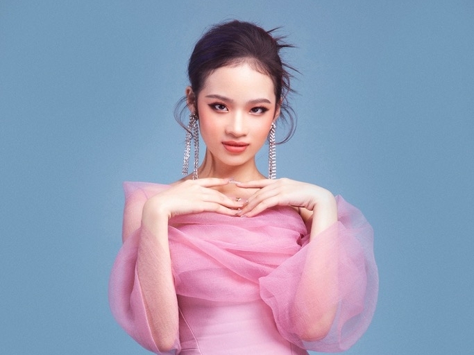 Bảo Hà diện 5 mẫu váy được NTK Hoàng Minh Hà thiết kế riêng