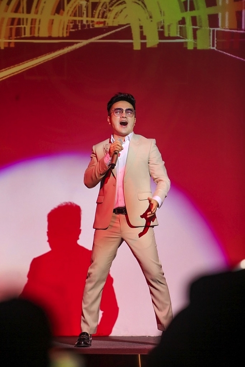 Hoàng Y Nhung cháy hết mình trong minishow kỷ niệm 11 năm ca hát