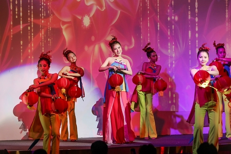 Hoàng Y Nhung cháy hết mình trong minishow kỷ niệm 11 năm ca hát