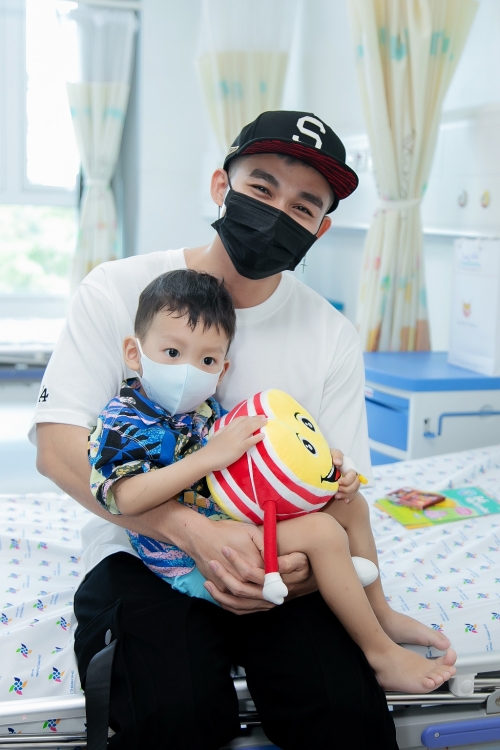 Jun Phạm theo bước Ngô Thanh Vân và Huy Trần nối liền sự sống cho trẻ em bị tim bẩm sinh