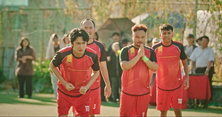 'Chuyện xóm tui 3': Nghẹt thở với trận đấu bóng đá giúp Tiến Luật - Thu Trang nhận thưởng 30 triệu