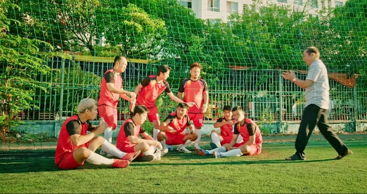 'Chuyện xóm tui 3': Nghẹt thở với trận đấu bóng đá giúp Tiến Luật - Thu Trang nhận thưởng 30 triệu