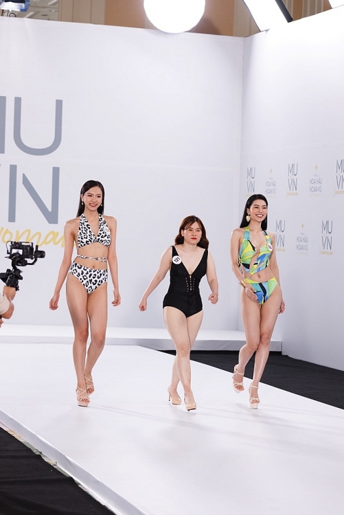 Thí sinh 'Hoa hậu hoàn vũ Việt Nam 2022' khoe dáng trong trang phục bikini