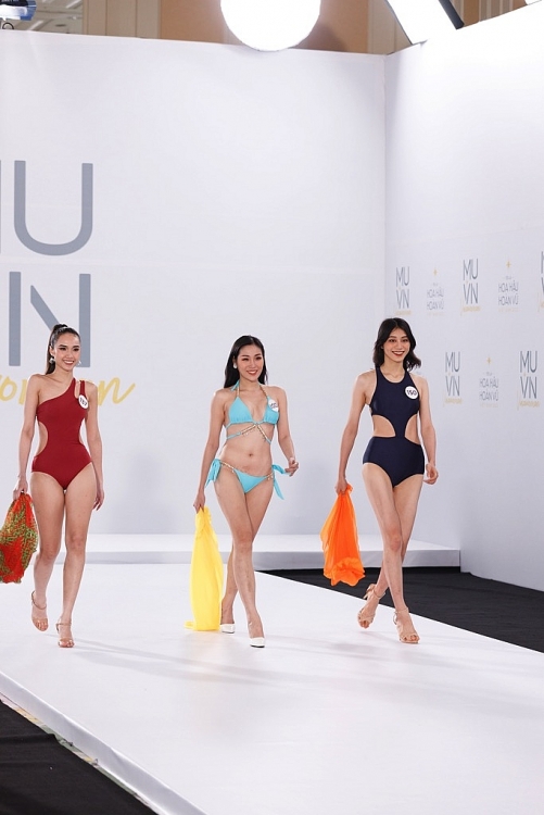 Thí sinh 'Hoa hậu hoàn vũ Việt Nam 2022' khoe dáng trong trang phục bikini